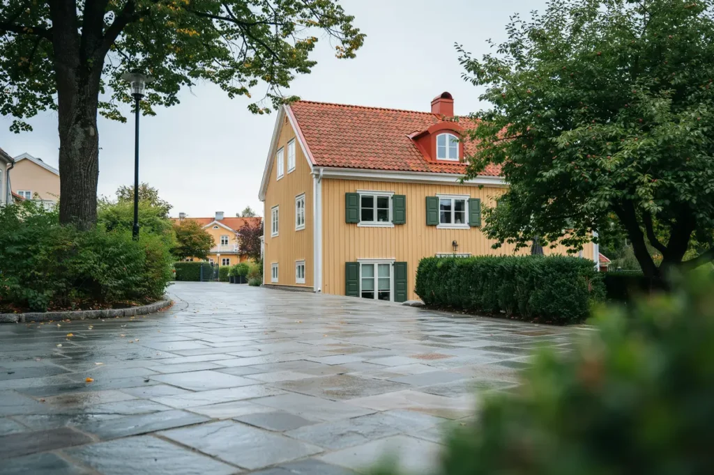 stenlagd villainfart med marksten i haga