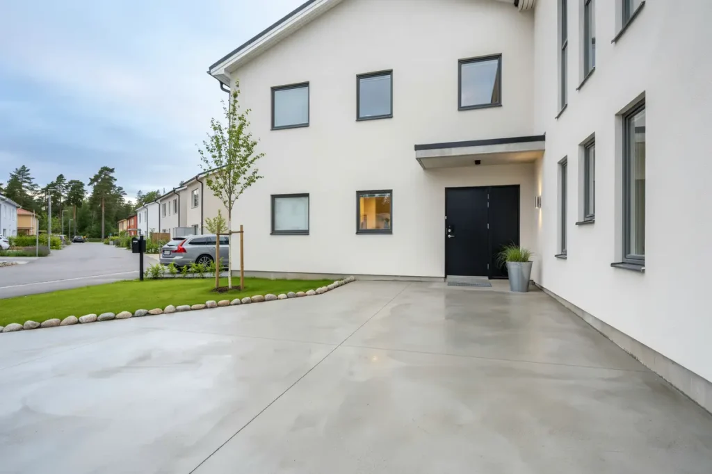 entr ytor med betongplattor vid parhus i s vast
