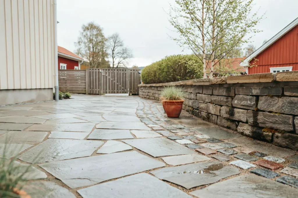 stenlagd innerg rd med g ngstr k och mur i skelleftehamn
